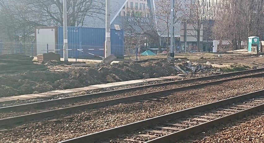 Trwa budowa nowego peronu na Dworcu Głównym (ZDJĘCIA)
