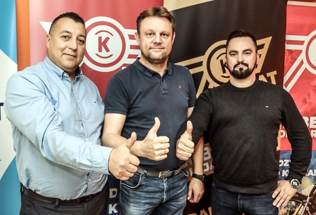 Piotr Mikołajczak (w środku) będzie nie tylko menedżerem Kolejarza, ale i dyrektorem klubu.