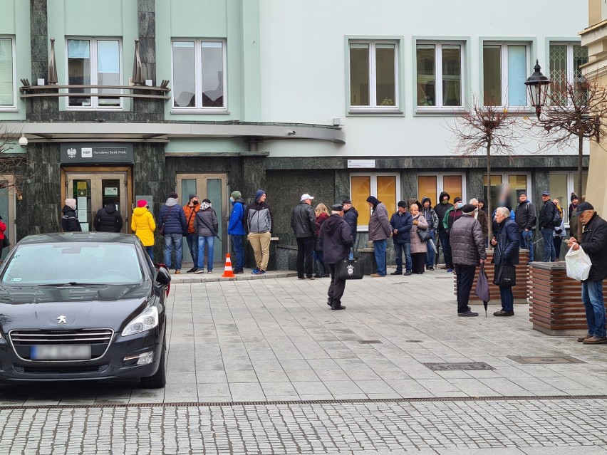 Duża kolejka przed NBP przy 3 Maja w Rzeszowie. Tłum ludzi czeka na banknot i monetę kolekcjonerską z Lechem Kaczyńskim [ZDJĘCIA]