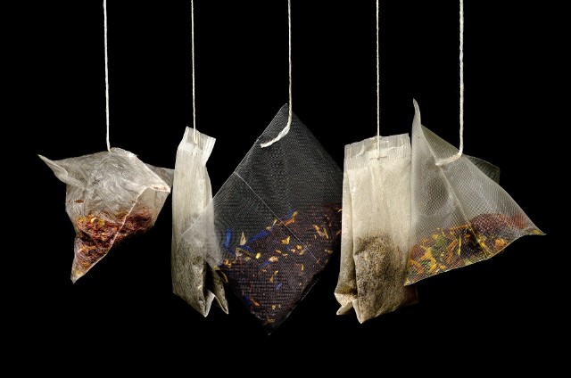 Wykorzystanie herbaty w domowych porządkach Herbatą możesz umyć okna, nawozić kwiatki, zneutralizować nieprzyjemny zapach i wiele innych. Sprawdź, jak możesz wykorzystać herbatę podczas domowych porządków.