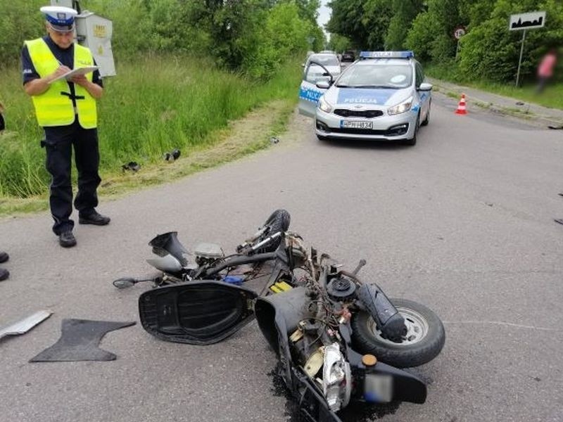 Śmiertelny wypadek w Nowych Wypychach. Kierujący skuterem zginął na miejscu. 5.06.2020. Zdjęcia, wideo