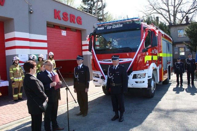W niedzielę 30 kwietnia w Ożarowie w gminie Mokrsko zorganizowano uroczystość oficjalnego przekazania i poświęcenia nowego samochodu ratowniczo-gaśniczego. Wręczono również odznaczenia strażackie