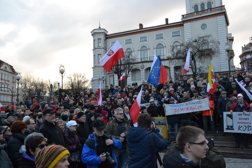 Manifestacja Komitetu Obrony Demokracji w Bielsku-Białej [ZDJĘCIA, WIDEO]