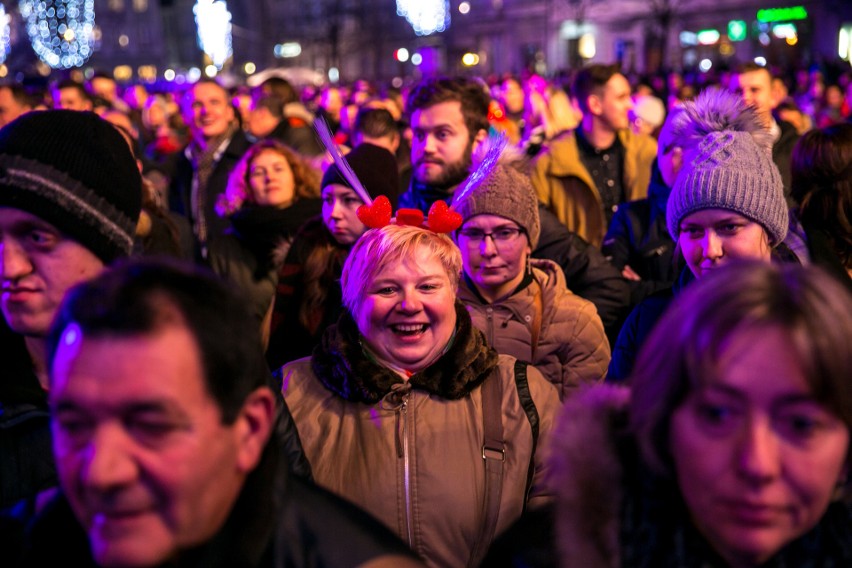 Sylwester 2017 Kraków. Gwiazdy roztańczyły Rynek Główny. Na scenie Kasia Moś, Natalia Nykiel i Bovska [ZDJĘCIA]