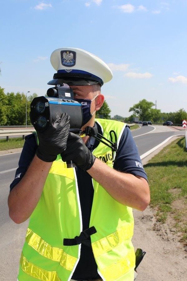 W Tarnobrzegu drogowy pirat pędził 125 km/h, kierowca volkswagena passata stracił prawo jazdy (ZOBACZ FILM)