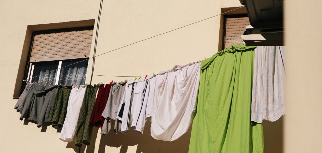 Duża grzywna za wieszanie prania na balkonie w 2023 roku. Przepisy nie pozostawiają lokatorom bloków żadnych złudzeń!