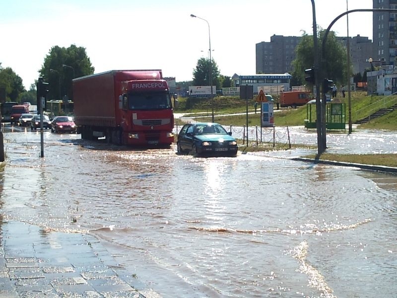 Wysoki poziom wody utrudniał przejazd Szosą Kisielińską.