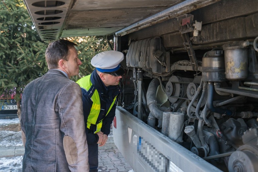 Policjanci sprawdzają autokary przed wyjazdem na ferie. Pierwszy skontrolowany nie pojechał