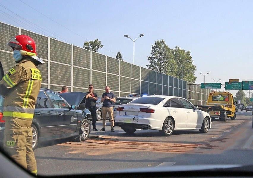 Wypadek w Katowicach za tunelem zablokował ruch....