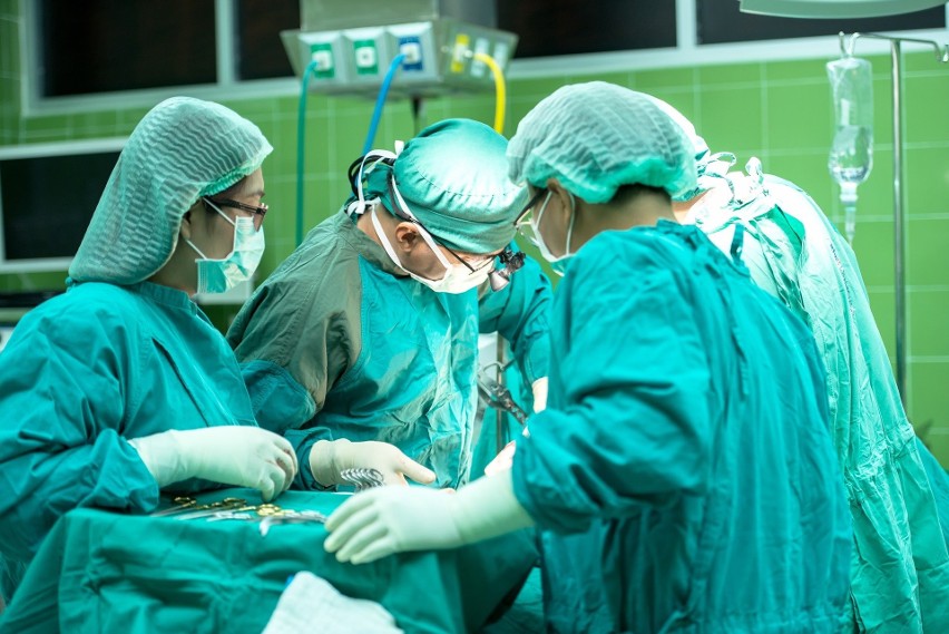 Cud medycyny. Lekarze ze szpitala w Tarnowskich Górach usunęli gigantycznego guza pacjentce. Guz ginekologiczny ważył 24 kg!