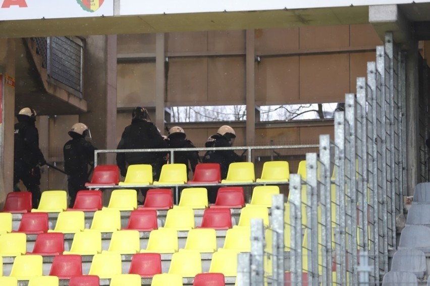 Bijatyka po Świętej Wojnie w Kielcach między kibicami Radomiaka i Korony Kielce. Jest nowe wideo z zamieszek