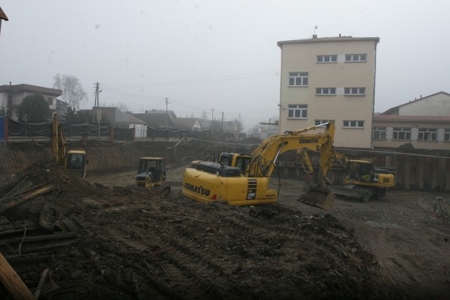 Z placu budowy krytej pływalni przy Zespole Szkół w Chełmcu doskonale widać budynki, których mieszkańcy teraz są całkowicie pozbawieni wody. Ich studnie wyschły, kiedy osuszano wykop