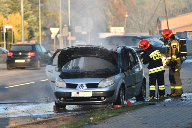 Do pożaru doszło w środę, 10 listopada, na ul. Drzewickiej w Kostrzynie nad Odrą. Zapaliło się zaparkowane przy drodze renault. Pożar próbowano gasić przy użyciu gaśnic samochodowych. Na miejsce dotarły też dwa wozy straży pożarnej. Strażacy zgłoszenie o pożarze odebrali około godziny 7.30 rano. - Palił się samochód osobowy. Pojazd był zaparkowany. Na miejsce wyjechały dwa zastępy, w sumie z ogniem walczyło dziewięciu strażaków - mówi Bartłomiej Mądry, rzecznik prasowy Komendy Miejskiej Państwowej Straży Pożarnej w Gorzowie Wlkp. Zanim dojechali strażacy, pożar próbowano gasić przy użyciu gaśnic samochodowych. Płomienie były już jednak zbyt duże i ognia nie udało się opanować. Renault spłonęło. O pożarze poinformowali nas Czytelnicy, który w środowy poranek widzieli słup czarnego dymu, unoszący się w rejonie ul. Drzewickiej w Kostrzynie. Na szczęście skończyło się jedynie na stratach materialnych. - W pożarze nie było osób poszkodowanych- podkreśla B. Mądry. Wideo: Mieszkańcy os. Mieszka I w Kostrzynie są w szoku. To już trzeci pożar samochodu na ich osiedlu w ciągu trzech tygodni