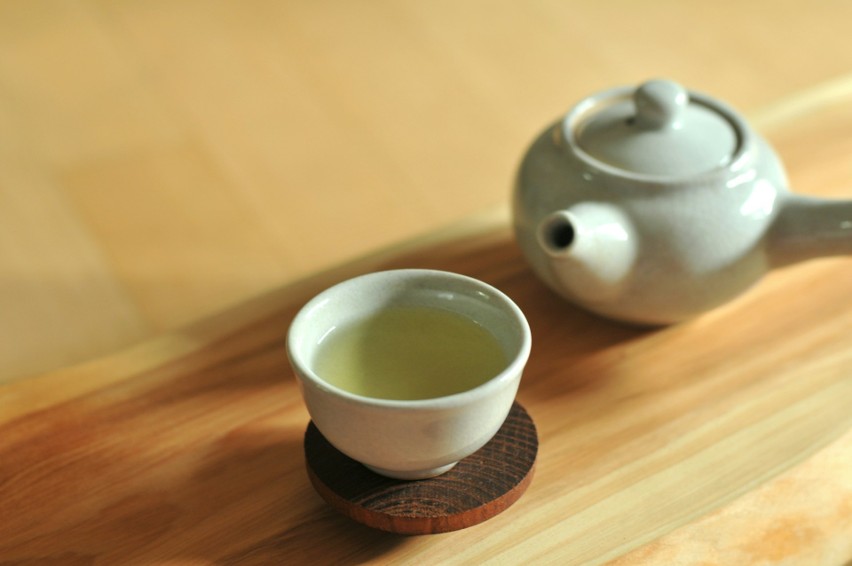 Zielona herbata zawiera substancje pobudzające, m.in....