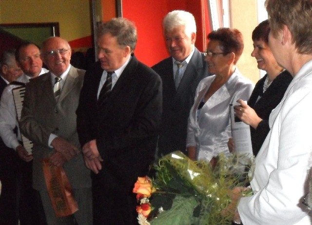 Sekretarz powiatu Marek Krupa (w środku) złożył życzenia kazimierskim emerytom z okazji Dnia Seniora.