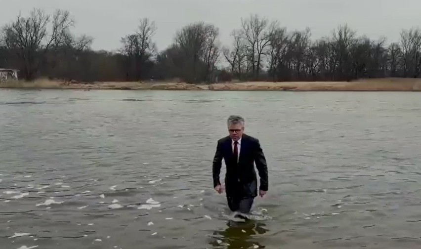 Takiego gestu nie wykonał do tej pory żaden burmistrz. Ale Jacek Sauter to zrobił. Wszedł do Odry w garniturze, żeby zaapelować o pomoc   