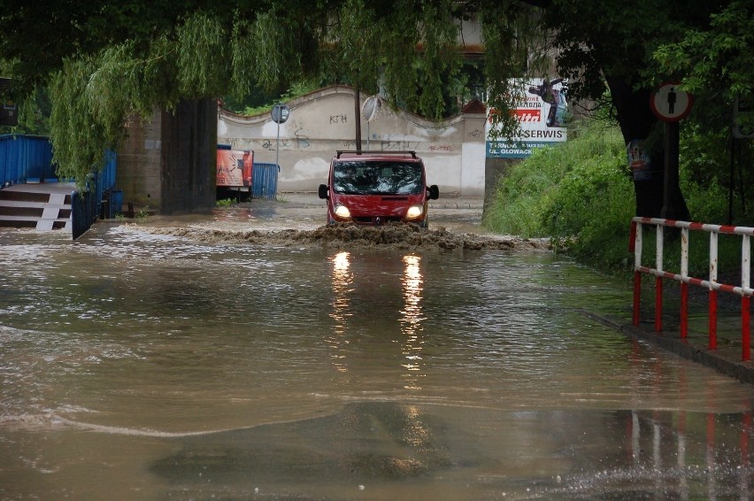 Tarnów walczy z powodzią. Przejazd pod wiaduktem na Tuchowskiej zamknięty [ZDJĘCIA]