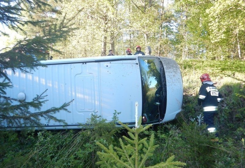 Czarne. Kierowca busa wpadł do rowu i uciekł strażakom (zdjęcia)