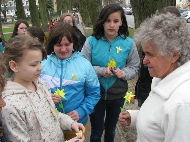 Uczniowie SP nr 1 w Wyszkowie rozdawali  papierowe kwiaty w  ramach akcji "Żonkile"