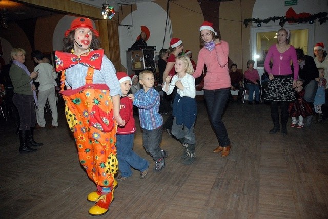 Mikolaj w hospicjumCiezko chore dzieci, ich rodziny, przyjaciele i wolontariusze z fundacji Zachodniopomorskie Hospicjum dla Dzieci bawili sie na spotkaniu mikolajkowym w szczecinskim Domu Kultury "Slowianin".