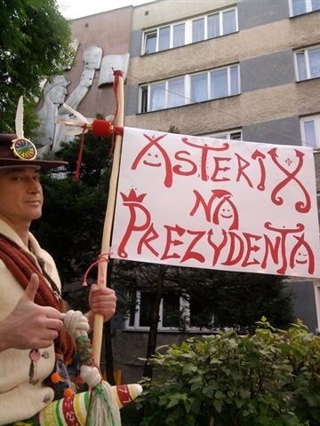 Z plakatem informującym o starcie Artur "Asterix” Gerula od...