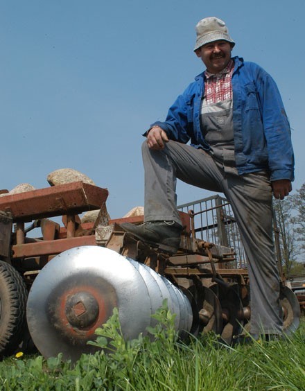 Świętosław Adamczak, rolnik z Konina Żagańskiego, ma 179 ha ziemi. Robi ostatnie pomiary w gospodarstwie i za kilka dni złoży wniosek o dopłaty. Zależy mu na jakichkolwiek pieniądzach.