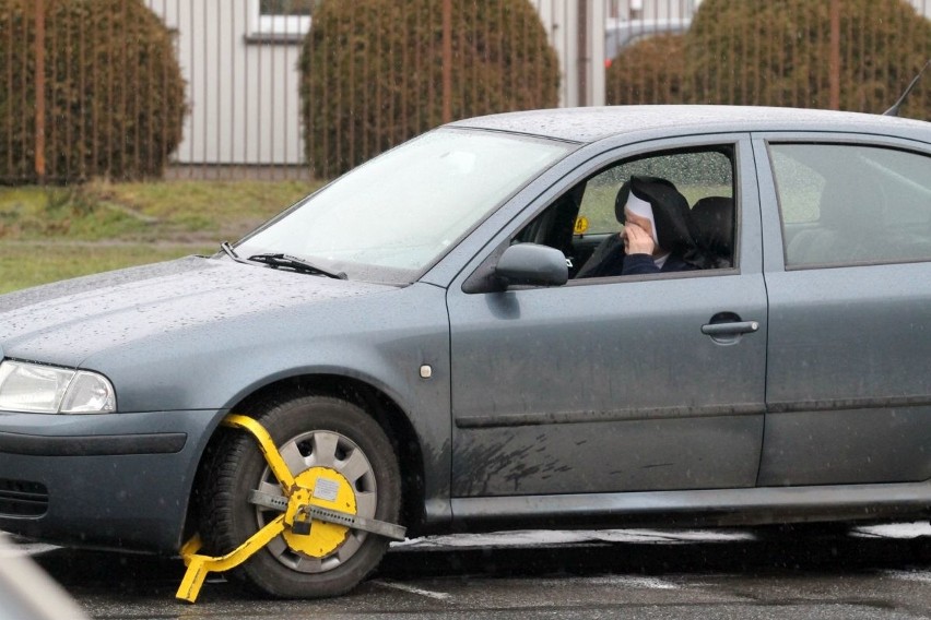 Zakonnica z blokadą na kole