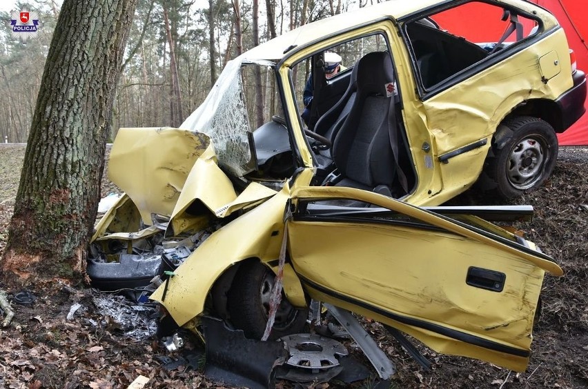 Tragiczny wypadek w powiecie radzyńskim. Samochód uderzył w drzewo, zginęła pasażerka