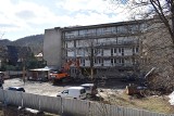 Zakopane. Co dalej z hotelem Imperial? Ciężki sprzęt zaczął wyburzać część budynku [ZDJĘCIA]