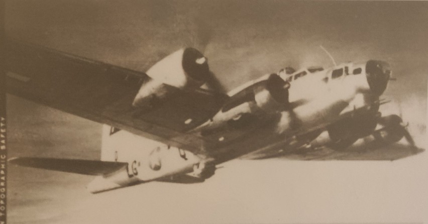 B-17 44-6117 LG-Q w trakcie lotu bombowego nad Bordeaux