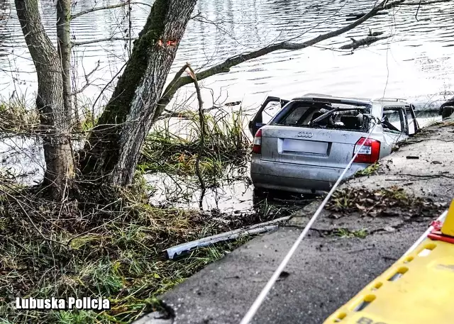 We wtorek 10 grudnia nad ranem doszło do tragicznego wypadku w Ciborzu. Audi, którym podróżowało pięć osób wpadło do wody. Ofiary miały 17-19 lat. - To ogromna tragedia - mówią ludzie.Wiemy, że samochodem podróżowały dwie 18-latki i trzech młodych chłopaków. Jeden z nich miał 17 lat, dwóch 19. Świebodzińska prokuratura poinformowała, że za kierownicą audi siedziała młoda kobieta. Wiadomo też, że wszystkie osoby miały zapięte pasy bezpieczeństwa.Z naszych informacji wynika, że ci młodzi ludzie jechali do pracy. Informację o wypadku służby odebrały około godz. 6.00. Jeden z kierowców podróżujący tą drogą zauważył samochód w wodzie. Na miejsce wysłano służby ratunkowe. Jedna z osób była zakleszczona w aucie. Nikogo nie udało się uratować, pomimo długiej reanimacji. O godz. 7.47 lekarz stwierdził zgon pięciu osób.W audi jechały dwie dziewczyny spod Sulechowa i trzech chłopaków z Ciborza. -  Ja oczywiście ich znałem, byli w wieku mojego dziecka. Młode chłopaki, całe życie przed nimi dopiero - mówi Zbigniew Woch, wójt gminy Skąpe.Udało nam się dotrzeć do osób, które znały ofiary wypadku. Wiemy, że dwóch chłopaków pracowało w markecie spożywczym w Skąpem. Dominik (19 lat) na pewno jechał do pracy, Wojtek miał dzisiaj wyznaczoną drugą zmianę.- Dominik pracował z nami od 1,5 miesiąca. Dał się poznać jako bardzo miły i grzeczny chłopiec, bardzo uczynny. Nie dało się go nie lubić. Wojtek był z nami dopiero trzeci dzień, nie wiemy czemu jechał tym autem - mówi nam pracownica marketu.Kim byli chłopcy? Wszystkich trzech wychowywały matki. W jednej z rodzin, które dotknęła tragedia, ofiara to już trzecia śmierć syna w tej rodzinie. Drugi z chłopców kilka miesięcy temu pochował ojca, a trzeci wrócił od ojca z zagranicy, rozpoczął pracę w markecie...Nasi Internauci, Czytelnicy i użytkownicy facebooka składają w sieci kondolencje dla rodzin ofiar tej tragedii. Na miejscu zdarzenia pracuje policja i prokurator. Ustalane są przyczyny wypadku.