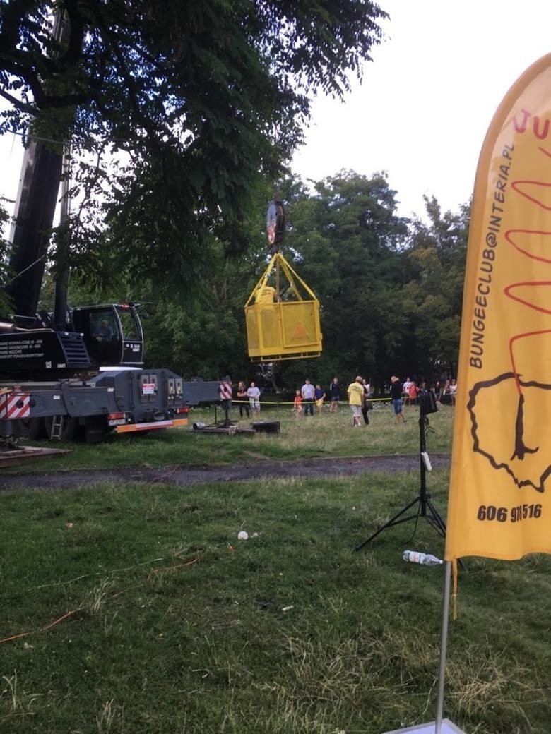 Skok na bungee w Gdyni. Policja prowadzi śledztwo w sprawie nieszczęśliwego wypadku. Mężczyzna był pod wpływem alkoholu