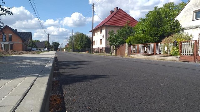 Pracami objęty był odcinek ul. Świerkli o długości ponad 900 metrów. Oprócz ułożenia nowej nawierzchni wykonano chodnik.