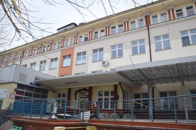 Szpital w Stalowej Woli ma problemy z finansami i zatrzymaniem lekarzy, ale inne szpitale też są w finansowym dołku