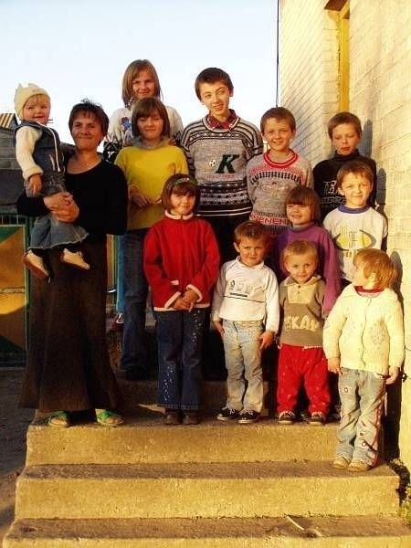 Jadwiga Adamska i jej dwanaścioro dzieci nie kryją radości z...