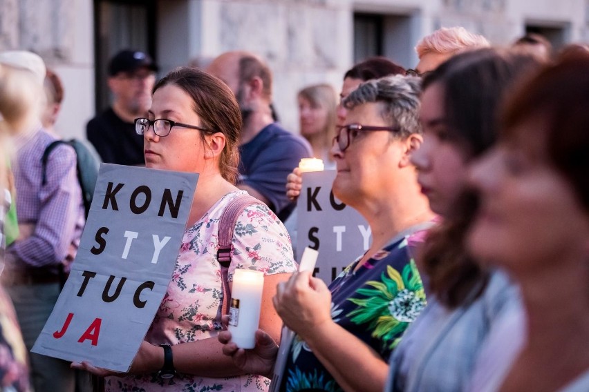 "Ziobro musi odejść" - manifestacja pod sądem w Bydgoszczy