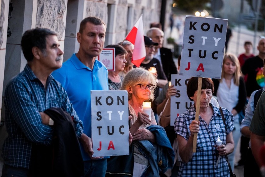 "Ziobro musi odejść" - manifestacja pod sądem w Bydgoszczy