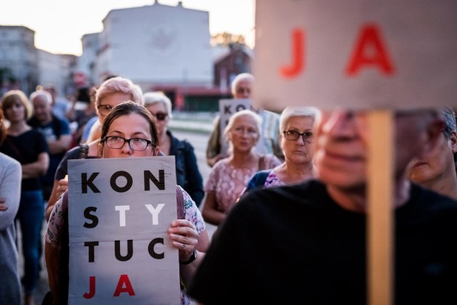 W czwartek, 23 sierpnia, pod Sądem Okręgowym w Bydgoszczy odbyła się kolejna manifestacja. Zgromadzeni domagali się dymisji ministra sprawiedliwości i prokuratora generalnego, Zbigniewa Ziobry. Demonstracja odbyła się pod hasłem "Ziobro musi odejść". Przedstawiamy zdjęcia z wydarzenia >>Flash INFO odcinek 29