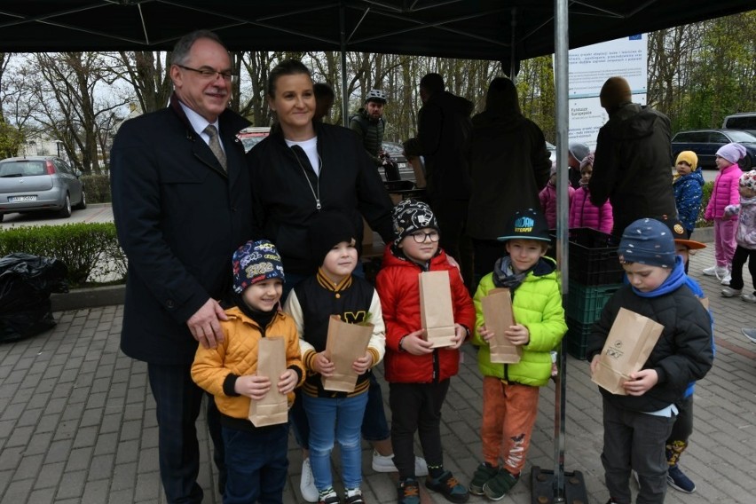 Akcja sadzenia drzew w Suwałkach wraz z dziećmi z Przedszkola nr 1 w Suwałkach