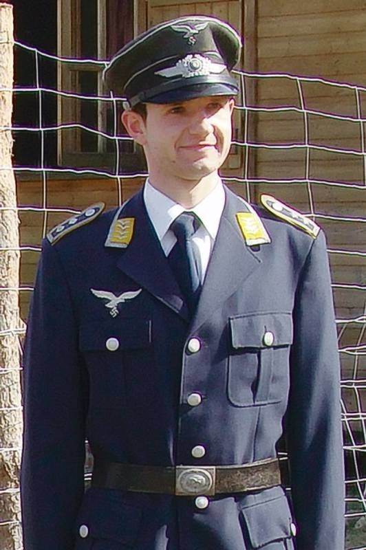 Mirosław Walczak, ubrany w niemiecki mundur, to członek...