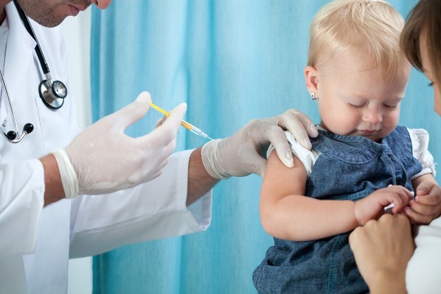 Czy szczepienie trzeba powtórzyć? Czy to nie zaszkodzi dziecku? - pytają zaniepokojeni rodzice i wciąż nie znają odpowiedzi