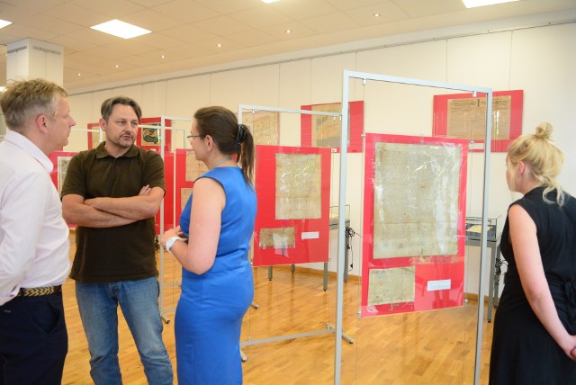 Wystawa unikatowych dokumentów w Archiwum Państwowym wzbudziła zainteresowanie radomian.
