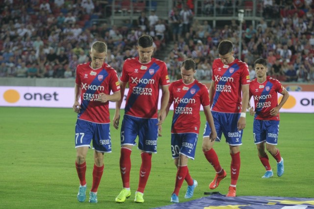 W najbliższej kolejce Lech Poznań zmierzy się w sobotę o godz. 20 z Rakowem Częstochowa na stadionie w Bełchatowie. Dla Kolejorza to szansa na przełamanie złej passy (w poprzednich dwóch kolejkach porażka i remis) oraz na zrewanżowanie się beniaminkowi ekstraklasy za porażkę 0:1 w październiku ubiegłego roku w 1/16 finału Pucharu Polski, kiedy Raków grał jeszcze w I lidze. Zobacz, jakie są mocne i słabe strony Rakowa ---->