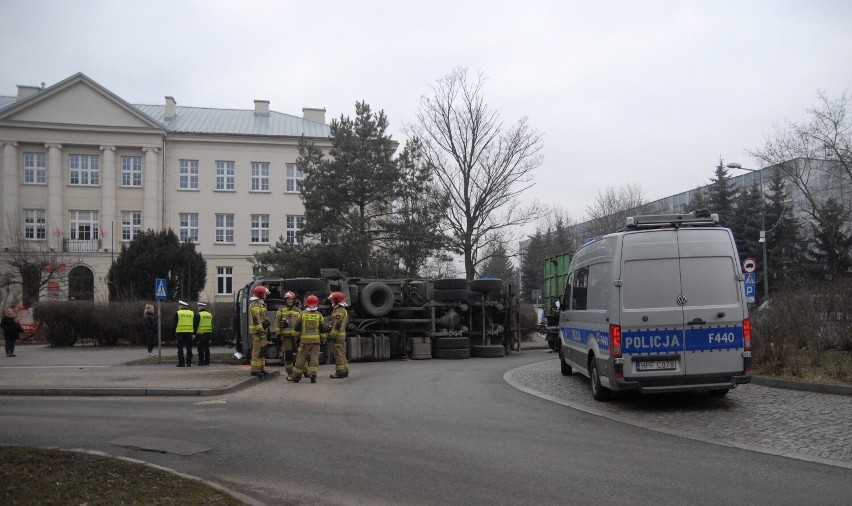 Wypadek ciężarówki na rondzie Żołnierzy Wyklętych w Piotrkowie Trybunalskim! ZDJĘCIA. Przewrócona ciężarówka! 2.03.2023