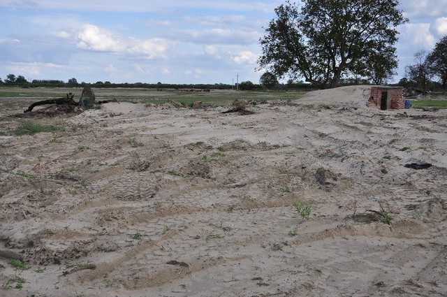 Na rekultywację czekają mieszkańcy sandomierskiego Koćmierzowa. Tam na polach wciąż zalega gruba warstwa piachu.