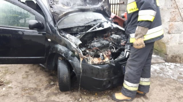 Auto zapaliło się i stoczyło do stodoły