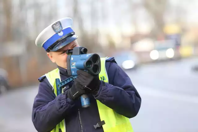 Wielu groźnych zdarzeń na drogach można by uniknąć, gdyby kierujący, niezależnie od wieku częściej myśleli o potencjalnych skutkach ryzykownej jazdy.