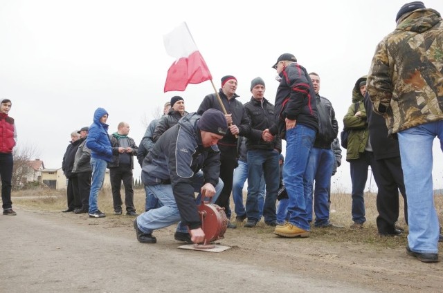 Protesty rolników takie jak ten w Chojnach Młodych przy drodze nr 61 odbywały się wczoraj w całym kraju. Hodowców trzody chlewnej solidarnie wspierali producenci mleka.