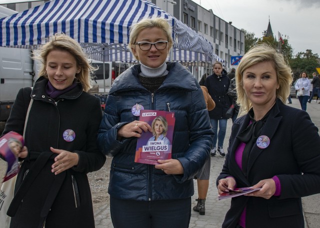 Iwona Wielgus - pierwsza z prawej na targowisku w Stąporkowie.