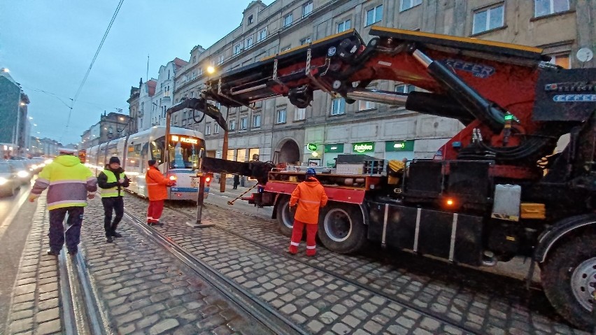 Wykoleił się tramwaj na ul. Piłsudskiego. Utrudnienia też na Sienkiewicza [ZDJĘCIA]